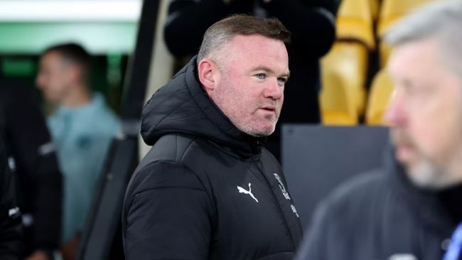 Wayne Rooney jest niesamowicie wściekły po tym, jak jego drużyna z Championship przegrywa 1:6, zrzuca winę na zawodników