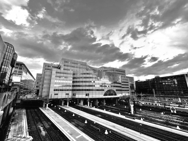 Francuska policja aresztuje nożownika "grożącego poderżnięciem gardła" na dworcu kolejowym w Paryżu