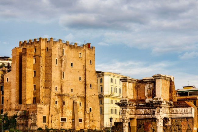 Robotnik umiera po tym, jak został uwięziony pod zawaloną średniowieczną wieżą w pobliżu rzymskiego Koloseum