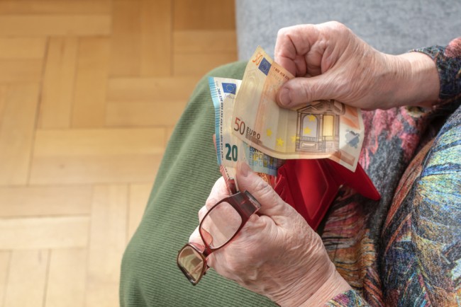Europejczycy obawiają się, że emerytury państwowe są nie do utrzymania, ale odrzucają opcje reform, pokazuje sondaż