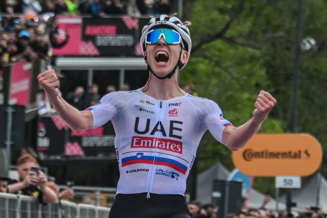 Tadej Pogacar był nękany przez kibiców, a niektórzy wkleili mu naklejki w plecy