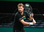 Stan Wawrinka otrzymuje owacje na stojąco i prezent od Berrettiniego po ostatnim meczu Wimbledonu