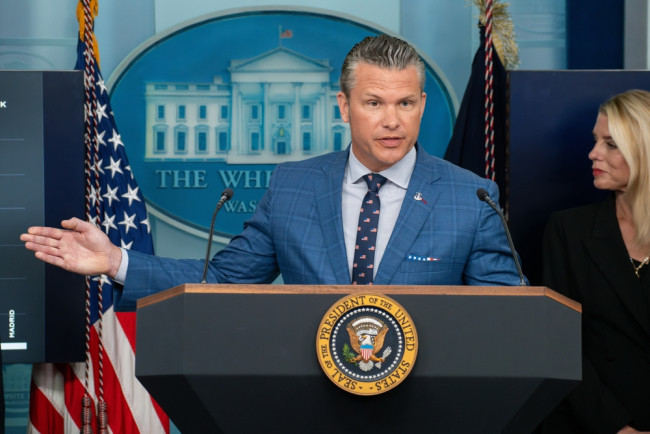 Pete Hegseth cytuje Pulp Fiction jako Pismo Święte, a następnie porównuje prasę do wrogów Jezusa