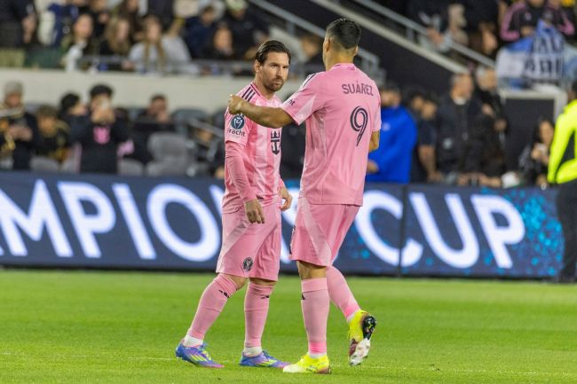 Wygląda na to, że Luis Suárez pluje na trenera rywala w przegranym 3-0 finale meczu z Interem Miami