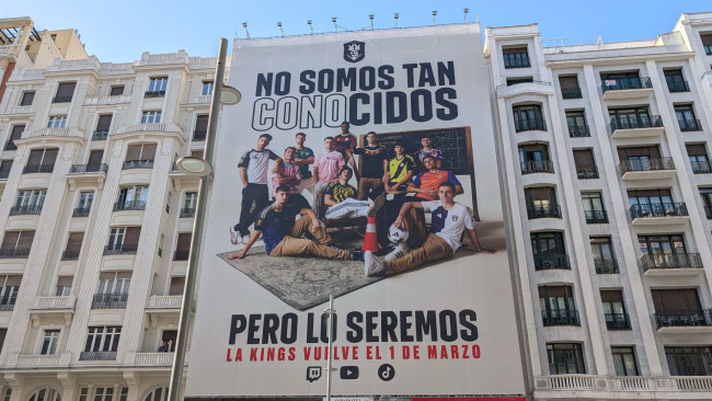 Gerard Piqué wyśmiewa Álvaro Arbeloę w viralowym banerze w centrum Madrytu