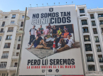 Gerard Piqu&eacute; wyśmiewa &Aacute;lvaro Arbeloę w viralowym banerze w centrum Madrytu