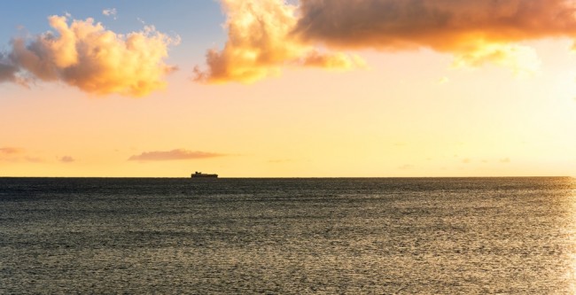 Obserwacje dronów nad północnymi Niemcami wskazują na statek towarowy, który później zacumował w Rosji