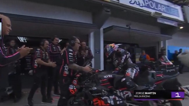 W momencie, gdy Jorge Martín kończy Grand Prix Walencji, przy ciepłych oklaskach Aprilii