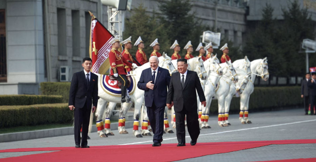 Kim Dzong Un wita Łukaszenkę
