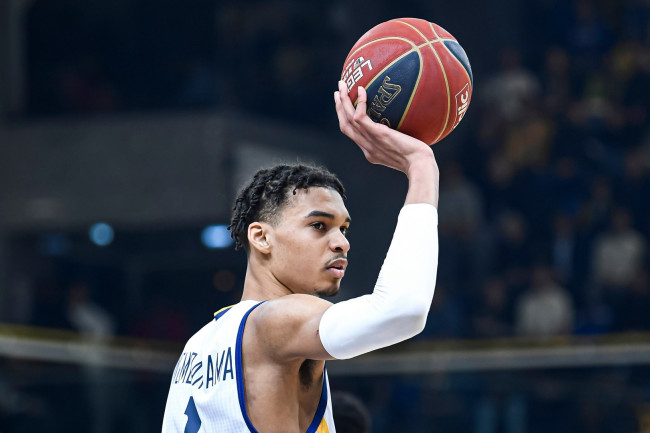 Błąd Wembanyamy daje Knicks prowadzenie 2-0 w finale NBA: "Spieprzyłem"