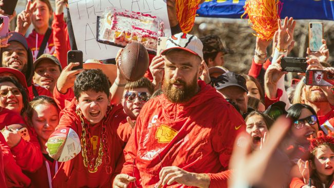 Travis Kelce "nie podejmuje szalonych decyzji" dotyczących swojej przyszłości, w tym możliwej emerytury