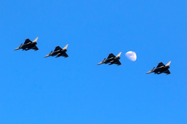 Zełenski podpisał umowę na 100 myśliwców Rafale