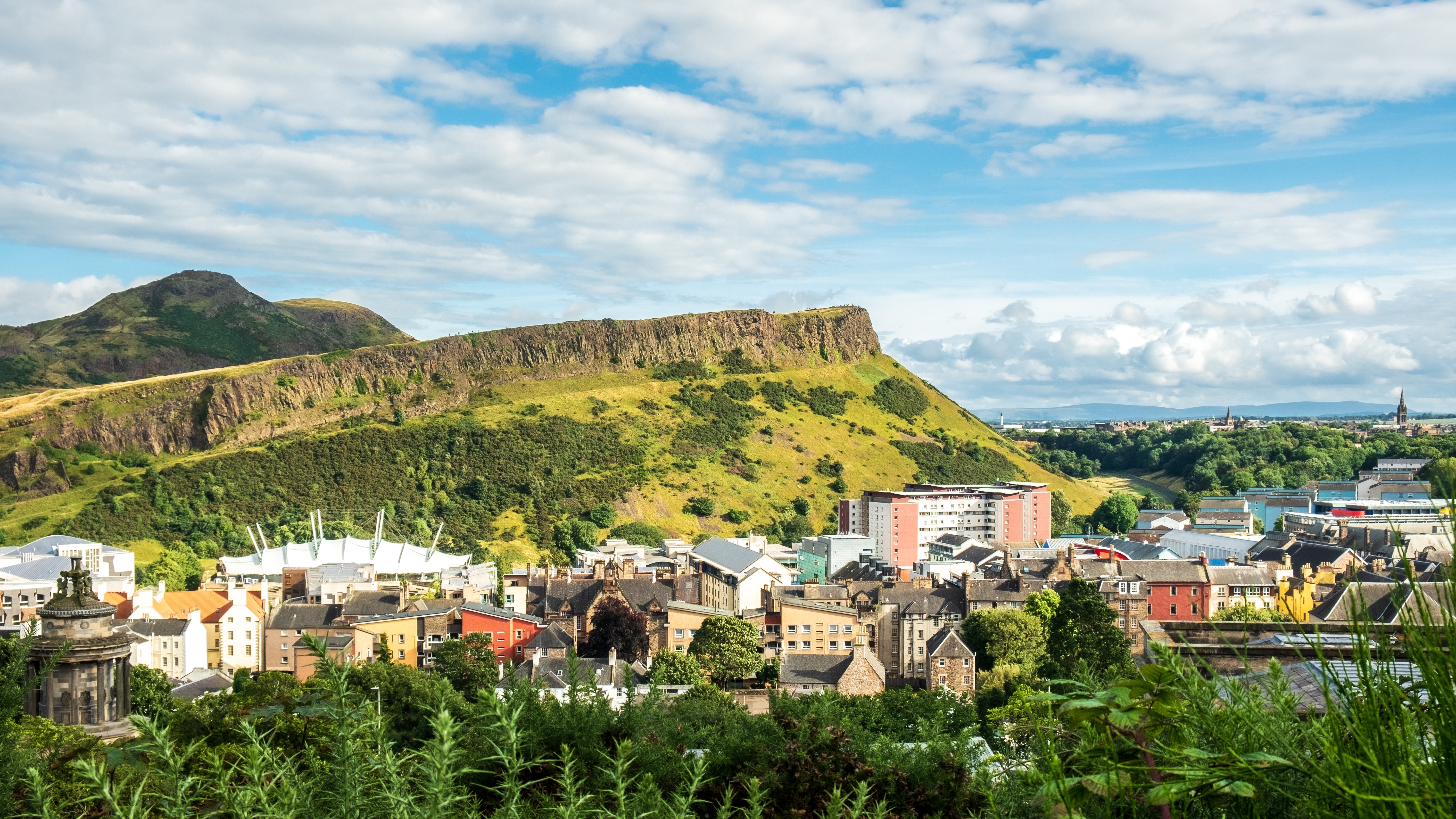 Ekipy ratunkowe odpowiedzialne za walkę z ogniem na Arthur's Seat w Edynburgu przez noc