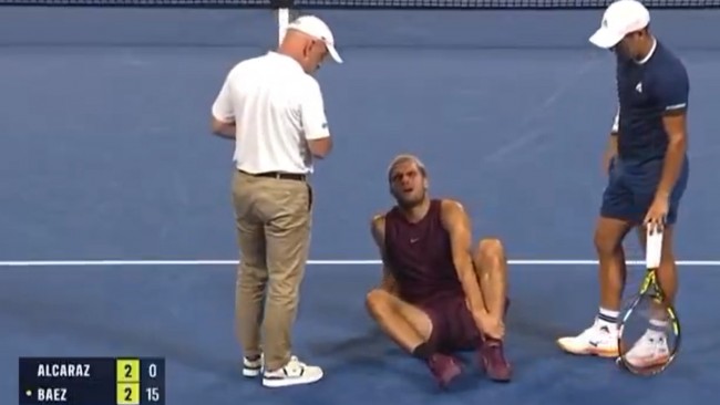 Carlos Alcaraz wraca do zdrowia po skręceniu kostki i wygrywa swój pierwszy mecz w Tokio