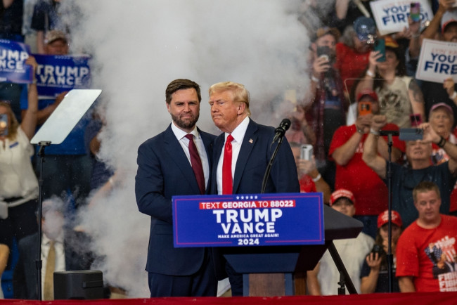 Vance popiera Trumpa w sprawie wojny z Iranem, bagatelizuje różnice w polityce