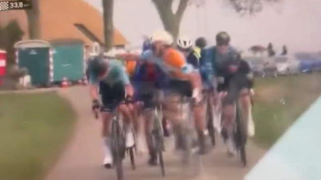 Zespół NSN Cycling przeprasza za kolarzy, który uderzył rywala w głowę