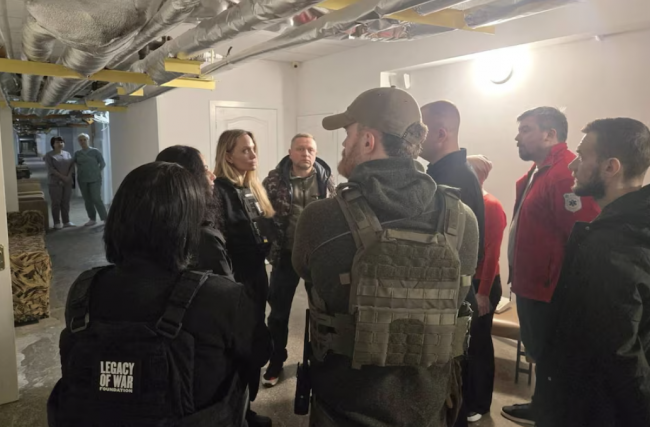 Angelina Jolie odwiedza Chersoń, jedno z najniebezpieczniejszych miejsc na Ukrainie