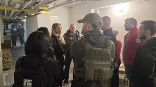 Angelina Jolie odwiedza Chersoń, jedno z najniebezpieczniejszych miejsc na Ukrainie