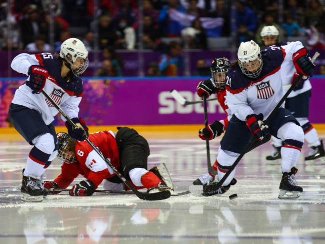 Kapitan drużyny hokejowej USA Hilary Knight określa żart Trumpa jako niesmaczny i broni męskiej drużyny