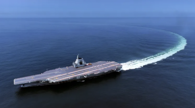 Fujian, trzeci chiński lotniskowiec i jak dotąd najzdolniejszy, właśnie przepłynął przez Cieśninę Tajwańską