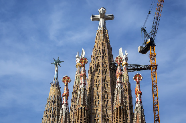 Obejrzyj spektakularną ceremonię Sagrada Familia Tower of Jesus, z dronem hołdem dla Gaudíego