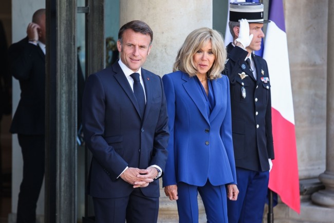 Macron przedstawi "fotograficzne i naukowe dowody", aby udowodnić, że jego żona jest kobietą