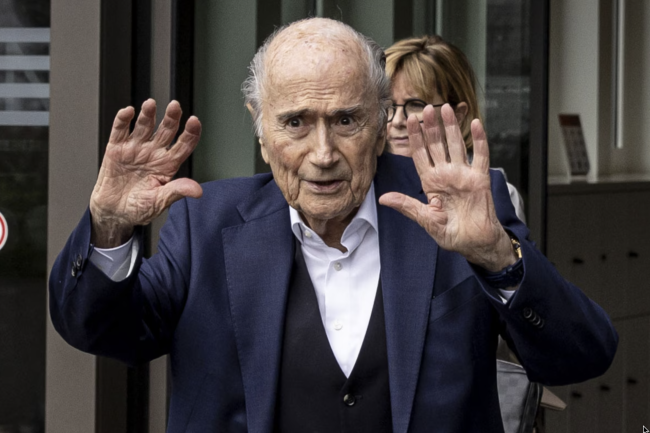Sepp Blatter zachęca kibiców piłki nożnej, by opuścili Mistrzostwa Świata w Stanach Zjednoczonych: "Trzymajcie się z dala od USA!"