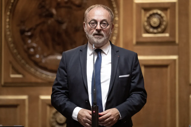 Były francuski senator sądzony za rzekome podanie narkotyków posłanca
