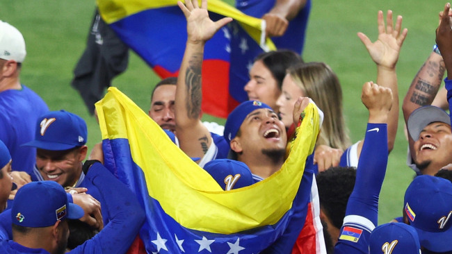 Wenezuela pokonuje USA w World Baseball Classic, pierwszym dużym trofeum baseballowym od dekad