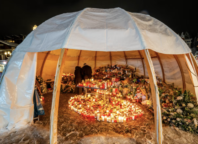 Pomnik dla ofiar pożaru w szwajcarskim barze zapalił się w Crans-Montana