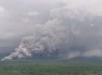Wulkan indonezyjski wybucha, wysyłając chmurę popiołu o wysokości 54 000 st&oacute;p w niebo