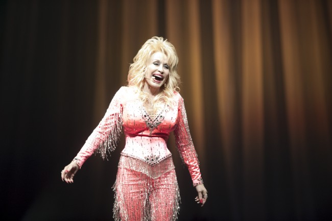 Siostra Dolly Parton uspokaja fanów po tym, jak poprosiła o modlitwę za megagwiazdę country