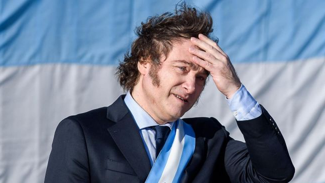 Javier Milei broni się w obliczu skandalu kryptowalutowego, porównując go do hazardu w kasynie