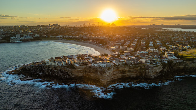 Mężczyzna, który zatrzymał jednego ze strzelców z Bondi Beach, został oskarżony o napaść