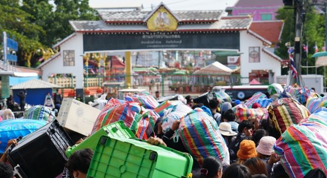 Tysiące uciekają z granicy Tajlandii-Kambodża: Tajlandia uderza na Kambodżę, a zawieszenie broni Trumpa upada