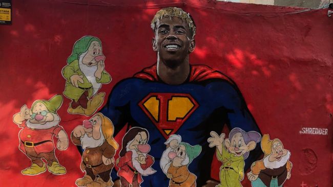 Mural Lamine Yamala w Barcelonie zdewastowany zdjęciami siedmiu krasnoludków