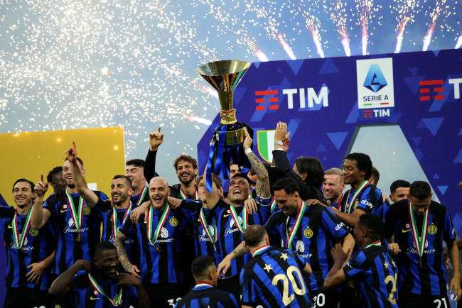 Inter Mediolan zdobywa 21. tytuł mistrza ligi, wygrywając 2-0 z Parmą, 12 punktów przewagi nad Napoli