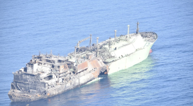 Uszkodzony rosyjski tankowiec LNG dryfuje do wód libijskich, ostrzegają Włochy
