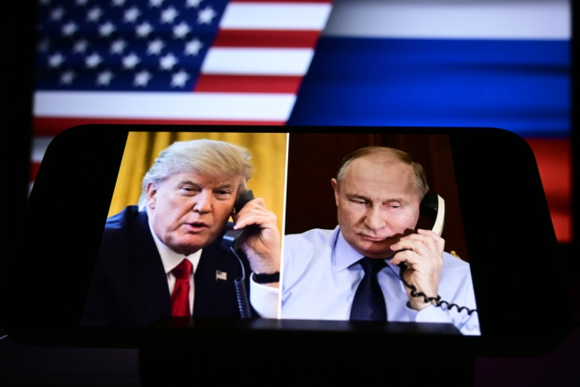 Trump i Putin rozmawiają o wojnie i pokoju podczas rozmowy telefonicznej