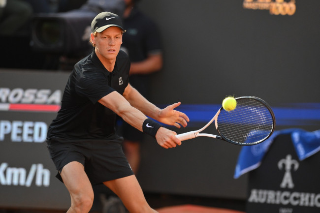 Jannik Sinner odpada z Roland Garros po kontrowersyjnej przerwie na leczenie medyczne