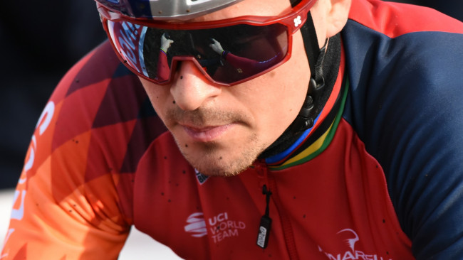 Tom Pidcock wygrywa pierwszy etap mniej niż miesiąc po upadku z wąwozu
