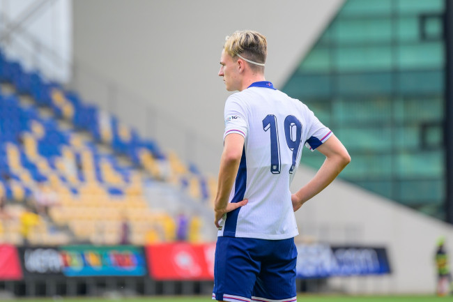 Jesse Derry z Chelsea przewieziony do szpitala podczas debiutu w Premier League, publikuje post na Instagramie po wstrząśnieniu głowy