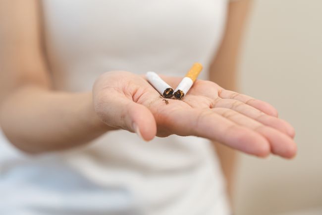 Wielka Brytania zatwierdza dożywotni zakaz kupowania tytoniu dla wszystkich urodzonych po 2008 roku, podnosząc wiek uprawniający do kupowania papierosów każdego roku