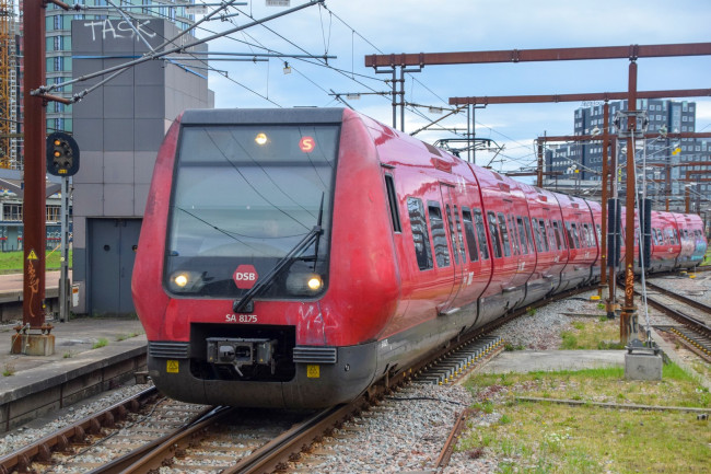 Dwa pociągi zderzają się na północ od Kopenhagi, powodując poważne obrażenia 5 osób