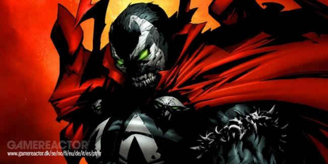 Todd McFarlane siedzi przy w pełni udźwiękowionym animowanym filmie Spawn
