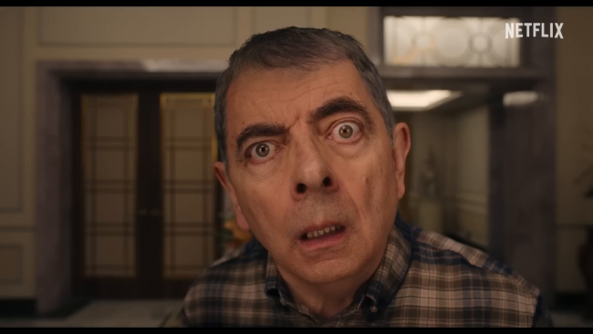Rowan Atkinson zamienia bycie opiekunką domową na bycie szkolnym opiekunem w Man vs. Baby 