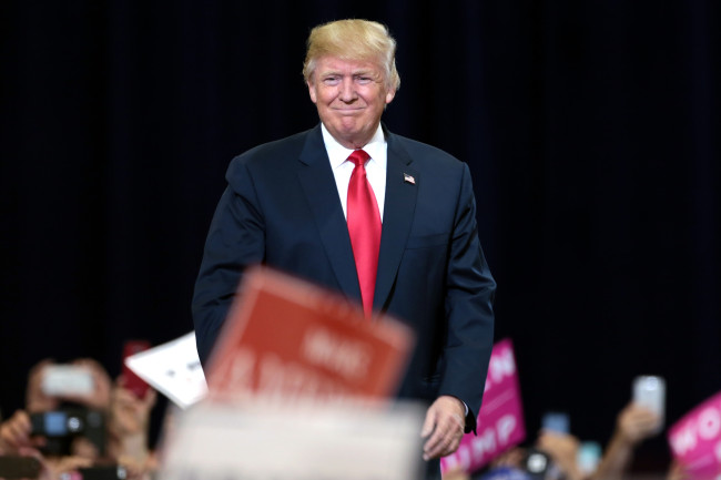 Prezydent Donald Trump ponownie atakuje obywatelstwo USA z urodzenia poprzez dwa nowe rozporządzenia wykonawcze
