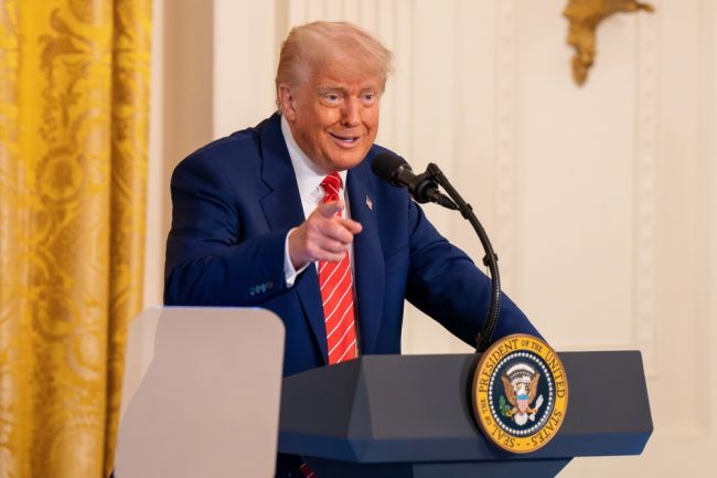Podróż Trumpa po Zatoce Perskiej zbliża się ku końcowi, a Zjednoczone Emiraty Arabskie dążą do uzyskania statusu potęgi w dziedzinie sztucznej inteligencji