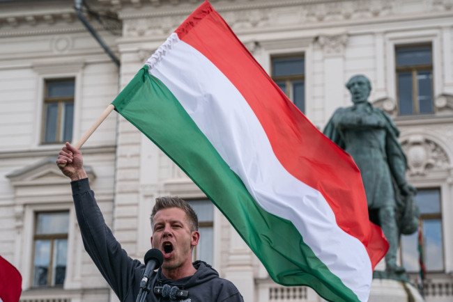 Orbán został odsunięty po 16 latach, gdy Węgry zwracają się ku proeuropejskiej opozycji, co jest zwycięstwem Europy nad Rosją