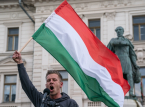 Orb&aacute;n został odsunięty po 16 latach, gdy Węgry zwracają się ku proeuropejskiej opozycji, co jest zwycięstwem Europy nad Rosją